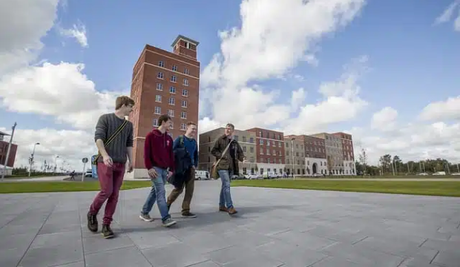 Swansea-U_Students-on-Campus.jpg
