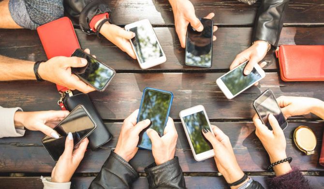 shutterstock_Multiple-Phones-in-Circle__SuperCompressed